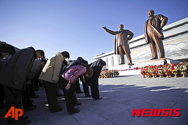 북한이 지난 8월 이후 평양 시민들을 옥죄기 시작했다고 한다. 사진은 2015년 2월 만수대에서 김일성과 김정일 동상에 절하는 평양 시민들. ⓒ뉴시스-AP. 무단전재 및 재배포 금지.