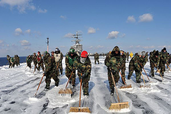 2011년 3월 日후쿠시마 원전사고 수습을 도운 뒤 방사성 물질이 있을지 모르는 비행 갑판을 청소하는 USS 로널드 레이건 함 승무원들. 이들이 입은 옷은 MOPP 4단계에 대응할 때 입는 NBC 침투보호의다. ⓒ美해군 공개사진.