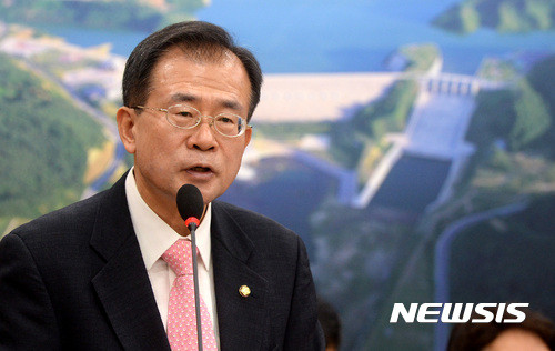 ▲ 지난달 21일 오전 서울 여의도 국회 국토교통위원회 회의실에서 열린 전체회의에 참석한 국민의당 윤영일 의원의 모습 ⓒ뉴시스 사진DB