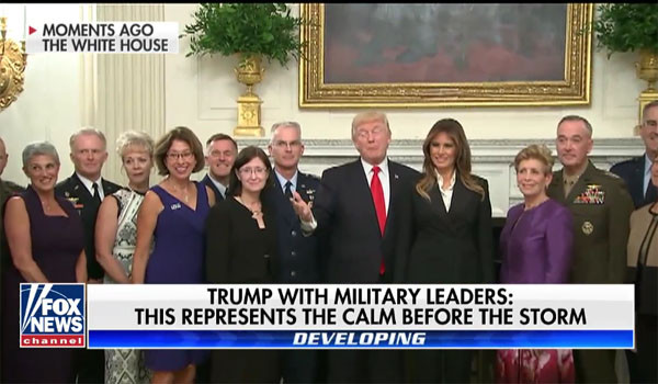 ▲ 도널드 트럼프 美대통령이 지난 5일(현지시간) 미군 수뇌부를 초청한 자리에서 기념사진을 찍는 모습. ⓒ美폭스뉴스 관련보도 화면캡쳐.