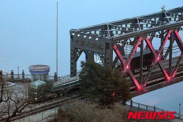 ▲ 최근 中무역상들이 北무역상들에게 '추석 선물' 명목으로 현금을 건네고 있다고 '자유아시아방송'이 보도했다. 사진은 中-北 국경 철교를 오가는 화물차량. ⓒ뉴시스. 무단전재 및 재배포 금지.