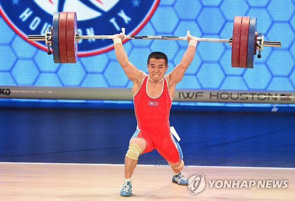 ▲ 오는 11월 美캘리포니아에서 열리는 세계역도선수권대회에 북한 선수들도 참가할 수 있다고 '자유아시아방송'이 美국무부 관계자를 인용해 보도했다. 사진은 2015년 11월 美휴스턴에서 열린 세계역도선수권대회에서 56kg급 용상 부문 세계 신기록을 세운 北엄윤철 선수의 모습. ⓒ연합뉴스-EPA. 무단전재 및 재배포 금지.
