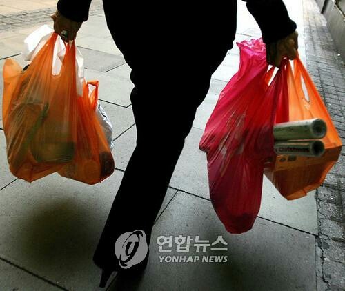 ▲ 최근 서울시가 1회용 비닐봉투와의 전쟁을 선포했지만 구체적인 대안을 제시하지 않아 편의점, 약국, 재래시장 같은 일선 사업장에서 혼란이 일고 있다. ⓒ연합뉴스