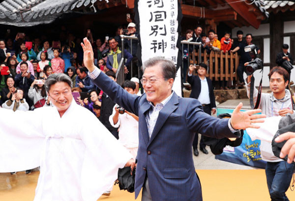 ▲ 지난 6일 안동 하회마을을 찾아 탈춤 공연을 관람한 뒤 함께 어울려 덩실덩실 춤을 추는 문재인 대통령. 지금 탈춤 출 시간이 있는지 궁금하다. ⓒ청와대 제공