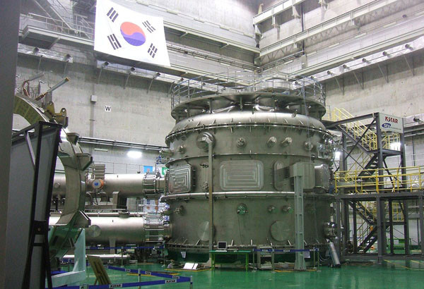 한국의 자체적 핵융합 연구로 'K-STAR'. '완벽한 탈원전'을 주장하는 사람들은 이마저도 연구를 그만해야 한다고 주장한다. ⓒ위키피디아 공개사진.