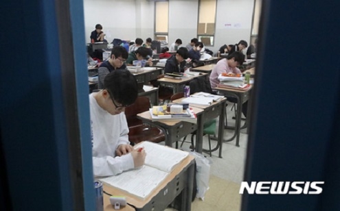 ▲ 2018학년도 수능을 치르는 수험생은 추석 명절 연휴 직후, 컨디션 회복 및 복습 등을 통해 올해 11월 시험을 대비해야 한다. ⓒ뉴시스
