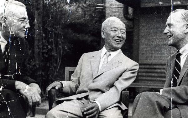 ▲ 덜레스(왼쪽)와 로버트슨을 다시 만나 환담하는 이승만.(자료사진)