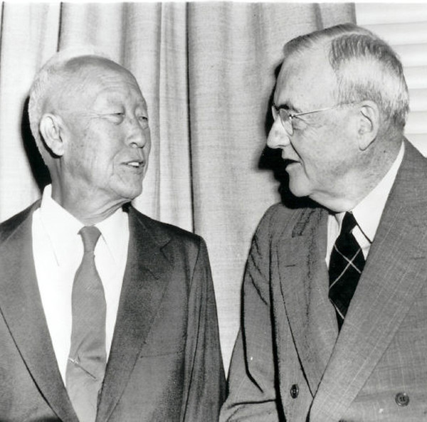 ▲ 한미상호방위조약 내용을 둘러싸고 담판을 벌인 이승만과 덜레스.(자료사진)