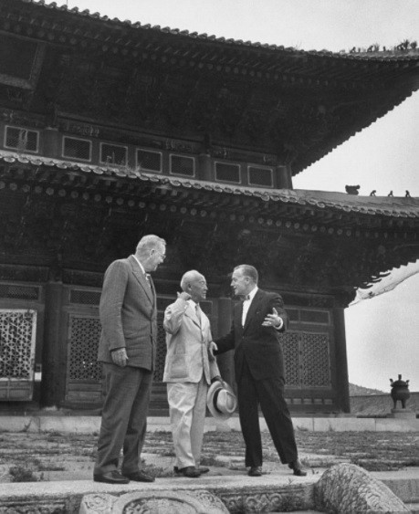 ▲ 경복궁 근정전 앞에서 덜레스, 로버트슨과 대화하는 이승만.(자료사진)