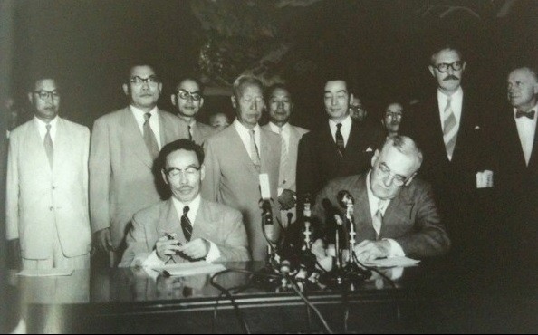 ▲ 한미상호방위조약에 가조인하는 변영태 외무장관과 덜레스 미국무장관. 뒤에서 이승만 대통령과 백두진 총리, 임병직 등이 지켜보고 있다.(자료사진)