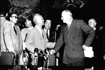 한미상호방위조약 가조인이 끝난뒤 악수하는 이승만 대통령과 덜레스 미국무장관.(자료사진)