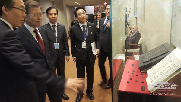 ▲ 문재인 대통령이 9일 한글날을 맞아 페이스북에 "한글을 통해 해외동포들이 민족정체성을 지키려는 노력을 도울 것"이라고 말했다. ⓒ문재인 대통령 페이스북