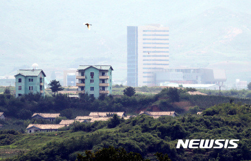 ▲ 문재인 대통령 "대북정책은 정치·인도적 부분으로 구별해 미국과 얘기해야 한다"고 밝힌 19일 오후 경기도 파주시 판문점 인근에서에서 바라본 북한 기정동 마을 뒷쪽으로 개성공단 건물이 보이고 있다. 2017.07.19. ⓒ뉴시스 사진 DB