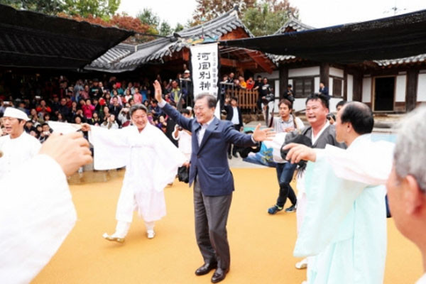 지난 6일 경북 안동 하회마을을 찾은 문재인 대통령이 주민들과 함께 춤을 추고 있다. ⓒ청와대 제공.