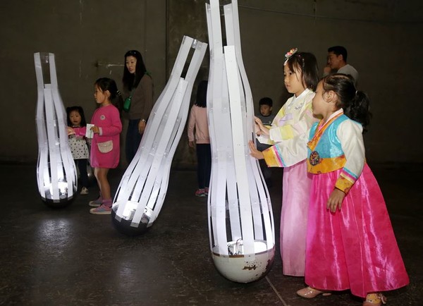 ▲ ‘2017청주공예비엔날레’ 한복체험 관람객 모습.ⓒ청주시