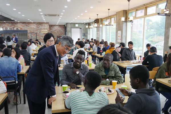 ▲ 홍덕률 총장이 ‘한가위 다문화 행복나눔’ 행사에 참석한 아프리카 학생들과 대화를 나누고 있다.ⓒ대구대