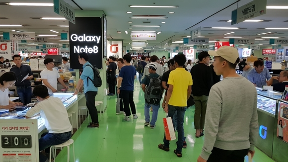 ▲ 9일 서울 강변 테크노마트 휴대전화 매장에서 방문객들이 스마트폰 구매에 나서고 있는 모습. ⓒ연찬모 기자