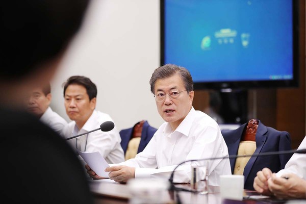 ▲ 문재인 대통령이 10일 수석보좌관회의를 주재하는 모습. ⓒ청와대 제공
