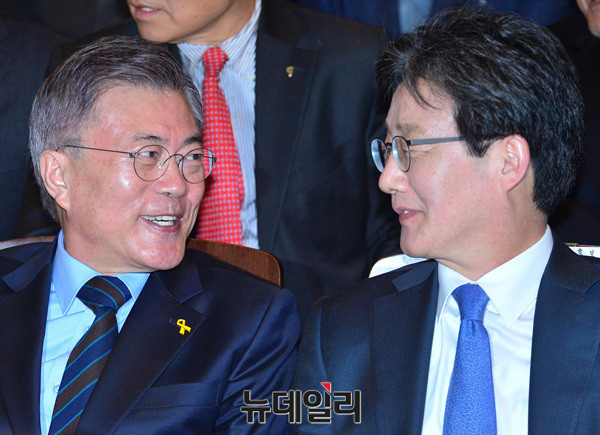 ▲ 바른정당 유승민 의원(사진 오른쪽)은 9일 바른정당 창당 주역 4인방 회동과 10일 조선일보 인터뷰에서 자유한국당의 정책이 변화해야 보수통합의 명분이 될 수 있다고 주장했다. 반면 김용태 의원은 유승민 의원의 정책과 공약이 문재인 대통령(왼쪽)과 다를 바가 없다고 비판하고 있다. ⓒ뉴데일리 공준표 기자