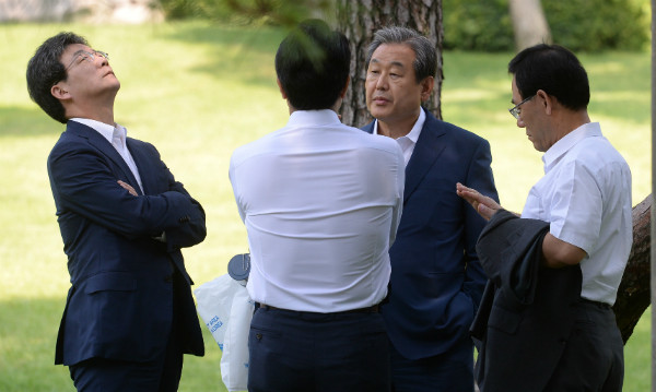 ▲ 바른정당의 창당 주역들인 김무성·정병국·주호영·유승민 의원이 심각하게 대화를 나누고 있는 모습. 이들은 지난 9일 다시 한 차례 회합했지만 김무성 의원은 유승민 의원이 보수통합의 전제조건으로 새로 내건 한국당의 정책 변화론에 수긍하지 않은 것으로 전해졌다. ⓒ뉴시스 사진DB