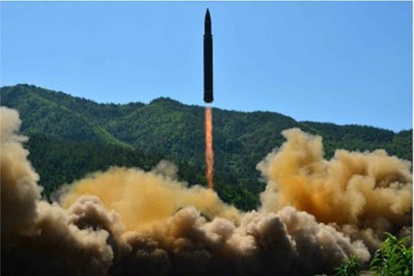 ▲ 북한이 노동당 창건기념일인 10일 美본토에 도달할 수 있는 대륙간 탄도미사일(ICBM)을 시험 발사할 가능성이 있다고 최근 방북한 한 러시아 의원. 사진은 지난 7월 4일 북한이 시험 발사한 北ICBM '화성-14형' 모습.ⓒ北선전매체 홈페이지 캡쳐
