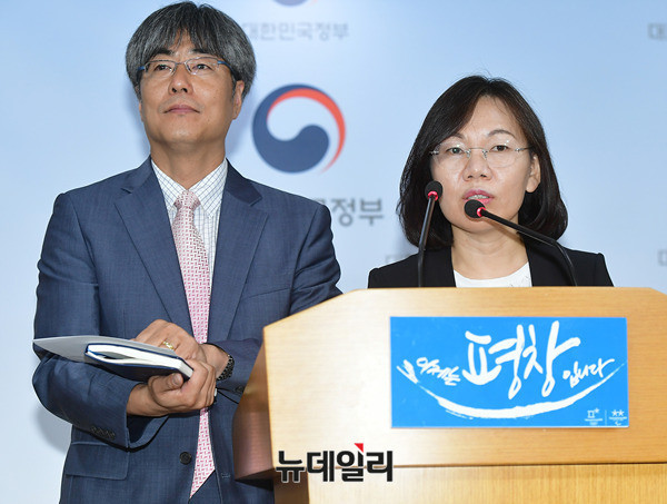 이희진 신고리 5·6호기 공론화위원회 대변인(오른쪽), 이윤석 부대변인(왼쪽) ⓒ뉴데일리 정상윤 기자