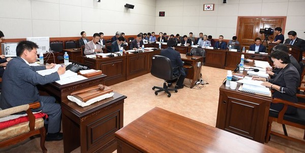 ▲ 충북 청주시의회 행정문화위원회가 지난달 11일 상임위를 열고 청주를 연고로 하는 프로축구단 운영지원 동의안에 대해 일관성 없는 행정이라며 부동의 처리했다.ⓒ청주시의회