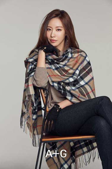 ▲ 스코틀랜드 ‘록캐런’과 CJ오쇼핑 ‘엣지’의 콜라보 상품인 ‘램스울 100% 숄’. ⓒCJ오쇼핑