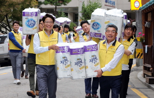 ▲ 강영국 대표(우측)와 임직원들이 종로구 기초생활수급자와 임대주택 가정에 휴지를 배달하고 있다. ⓒ 대림산업