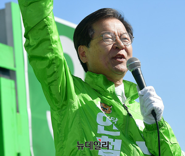 ▲ 국민의당 박지원 전 대표에 의해 경기지사 후보로 지목된 천정배 전 대표는 2015년 재보선 출마 당시 호남정치 복원을 내세웠다. 사진은 목포역 광장에서 유세하고 있는 천정배 전 대표의 모습. ⓒ뉴데일리 정상윤 기자