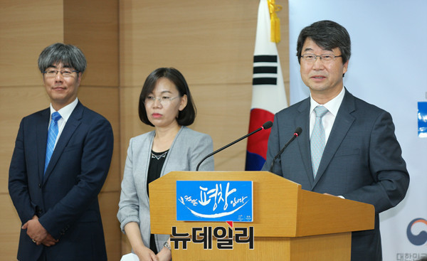 ▲ 왼쪽부터 신고리 5, 6호기 공론화위원회의 이윤석 대변인, 이희진 대변인, 김지형 위원장. ⓒ뉴데일리 정상윤 기자