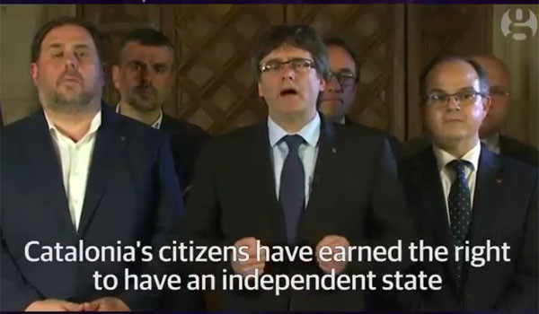 ▲ 주민들을 향해 독립의 당위성을 주장하는 카를레스 푸지데몬 카탈루냐 자치정부 수반(중앙). ⓒ英가디언 관련보도 화면캡쳐.