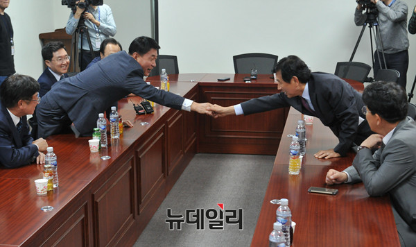 ▲ 자유한국당과 바른정당 3선 중진의원들은 11일 국회 의원회관에서 만나 보수세력을 대결집하기 위한 '보수 대통합 추진위원회'(통추위)를 공식 출범하기로 했다. ⓒ뉴데일리 이종현 기자