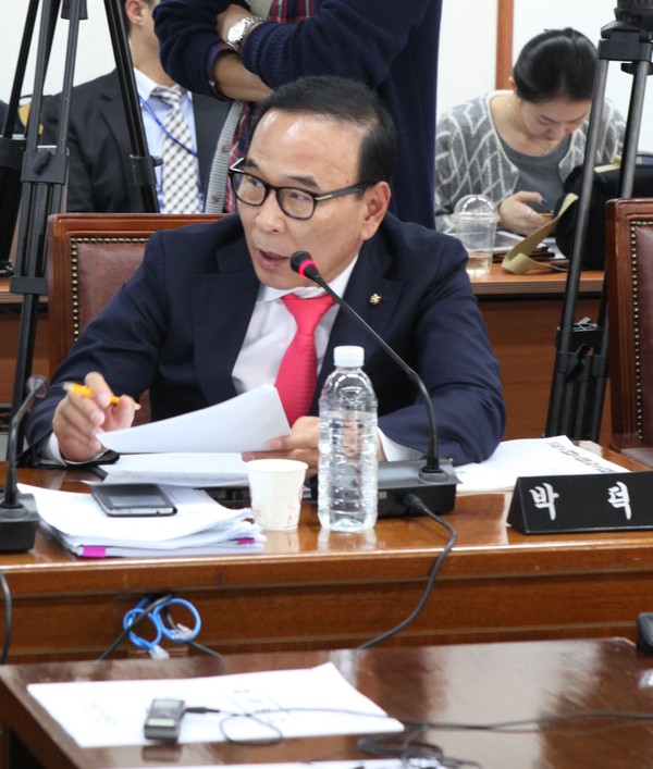 ▲ 자유한국당 박덕흠 의원이 국토교통위원회에서 질의를 하고 있다.ⓒ박덕흠 의원실