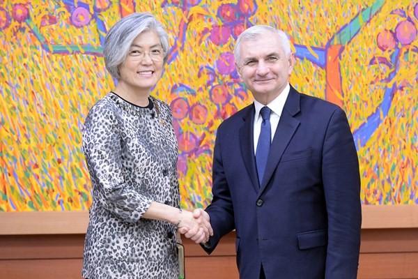 ▲ 강경화 외교부 장관이 잭 리드 美상원 군사위원회(민주당·로드아일랜드) 간사와 만나 북한의 핵·탄도미사일 위협에 대한 한·미 간 공조 강화를 다시 한 번 확인했다. 사진은 (왼쪽부터) 강경화 외교부 장관, 잭 리드 美상원 군사위원회 간사.ⓒ외교부