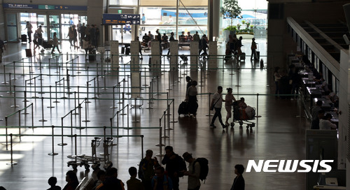 ▲ 중국의 사드 보복 조치로 한국을 찾는 관광객이 급감한 가운데, 지난달 14일 인천국제공항 출국장 중국 국적 항공사 카운터가 한산한 모습을 보이고 있다. ⓒ뉴시스