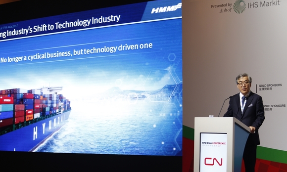 ▲ 유창근 현대상선 사장이 중국 심천에서 개최된 트랜스 퍼시픽 마리타임 아시아 컨퍼런스에서 기조연설을 하고 있다.ⓒ현대상선