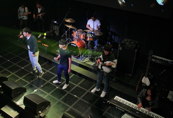 10월 11일 오후 CJ아지트 광흥창에서 열린 튠업음악교실 공연에서 사단법인 '세상을 품은 아이들'의 청소년들이 '아버지'(원곡 싸이)를 열창하고 있다.ⓒCJ그룹