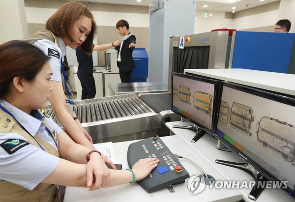 ▲ 항공보안 검색 훈련중인 검색요원들 ⓒ연합뉴스