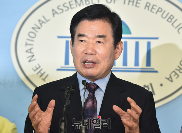 ▲ 사진은 지난8월21일 국회 정론관에서 '종교인과세유예법안발의' 관련 기자회견하는 김진표 의원 ⓒ뉴데일리 이종현 기자