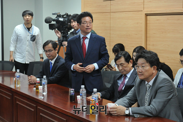 ▲ 자유한국당 이철우 최고위원과 권성동 의원, 바른정당 김영우 최고위원 등이 11일 의원회관에서 만나 보수우파의 통합 추진 방안에 관해 의견을 교환하고 있다. ⓒ뉴데일리 이종현 기자