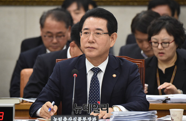 ▲ 국감에 출석해 답변하는 김영록 농림축산식품부 장관. ⓒ뉴데일리