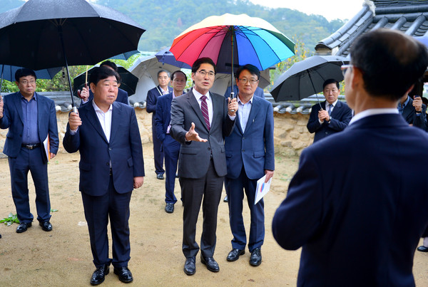 ▲ 경북도 간부공무원이 12일 임청각에서 현장 간부회의를 갖기 전 임청각 경내를 둘러보며 담당자와 얘기를 나누고 있다.ⓒ경북도