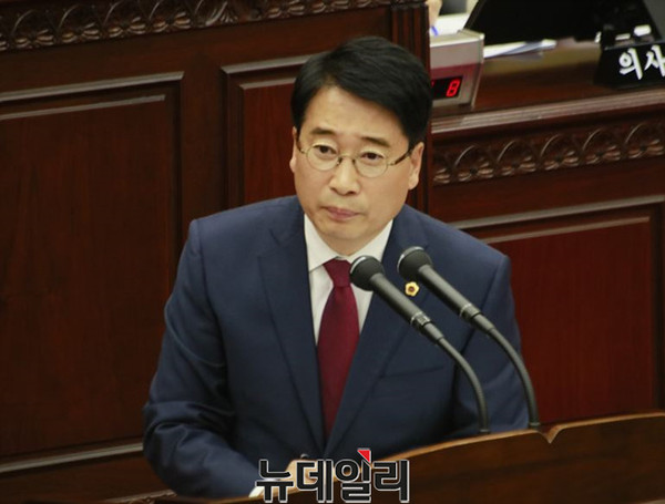 ▲ 충북도의회 윤홍창 의원이 12일 임시회에서 이시종 도지사에게 시정질문을 하고 있다.ⓒ김종혁 기자