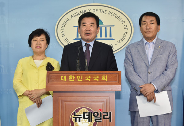 ▲ 지난 8월 21일 국회 정론관에서 '종교인 과세 유예 법안 발의' 관련해 기자회견을 하고 있는 더불어민주당 김진표 의원 ⓒ뉴데일리 이종현 기자