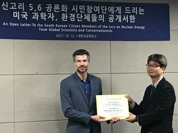 ▲ 세계적인 환경운동가 쉘렌버거가 12일 대한상공회의소 세미나실에서 '신고리 5, 6 공론화 시민참여단에게 드리는 미국과학자, 환경단체들의 공개서한' 기자회견을 열고 있다. ⓒ한국원자력학회 제공