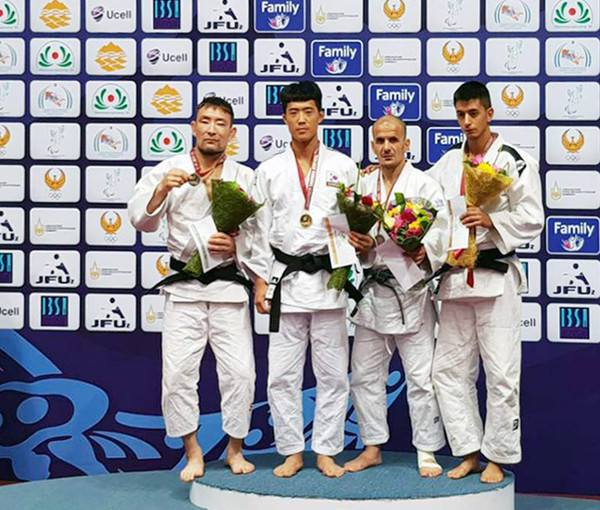 ▲ 청주대학교 유도부 윤용호(왼쪽 두 번째)가 우즈베키스탄 타슈켄트에서 열린 IBSA 세계유도월드컵에 출전에 금메달을 차지했다.ⓒ청주대