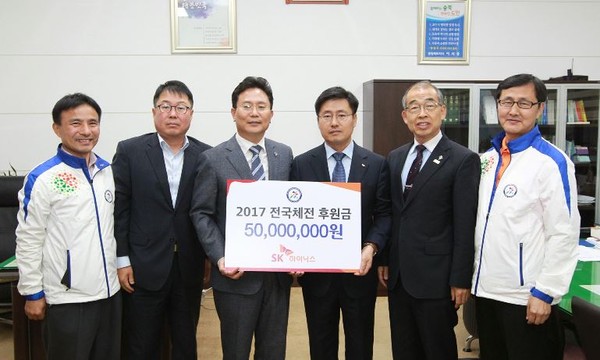 ▲ SK하이닉스가 충북도에 전국체전 성공기원 성금 5000만원을 기탁했다.ⓒ충북도