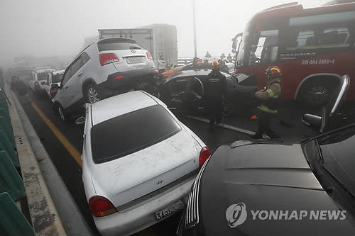 ▲ 2015년 발생한 인천 영종대교 106중 추돌사고 현장 모습.ⓒ연합뉴스