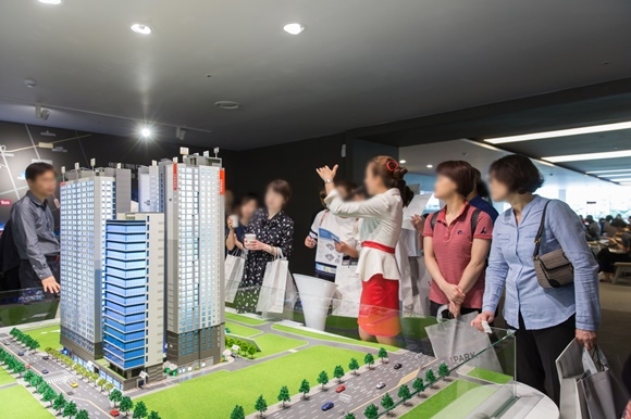 ▲ 지난달 현대산업개발이 공급한 '서초 센트럴 아이파크' 견본주택 내. 이 단지는 평균 17대 1의 경쟁률로 1순위 당해지역에서 마감됐다. ⓒ현대산업개발